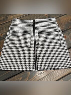 Forever 21 Black & White Houndstooth Front-Zip Mini Skirt